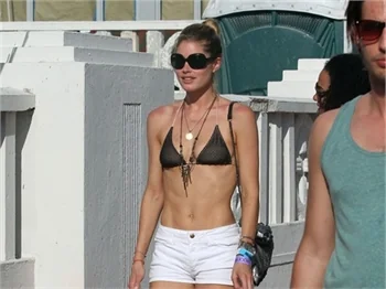 Doutzen Kroes seksi bikinisiyle görüntülendi