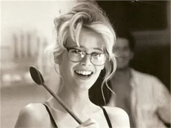 Yıllar Claudia Schiffer'dan hiçbir şey götürmemiş!