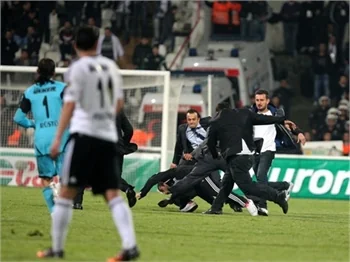 Beşiktaş-Galatasaray maçında olaylar çıktı.