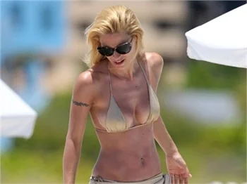 Michelle Hunziker seksi bikinisiyle plajda..