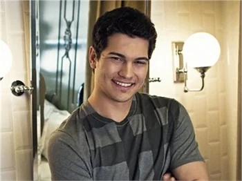 ÇAĞATAY ULUSOY'U SETE KURYEYLE TAŞIDILAR!