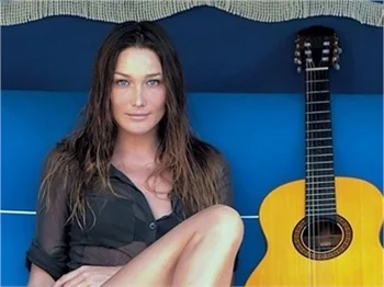 CARLA BRUNI SAHNELERE DÖNÜYOR!
