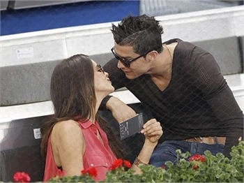 Christiano Ronaldo ve Irina Shayk'in tribün aşkı!