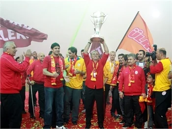 Galatasaray, zaferini taraftarlarıyla birlikte kutladı!