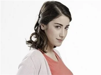 HAZAL KAYA YENİ DİZİSİ HAKKINDA SIR VERMİYOR!