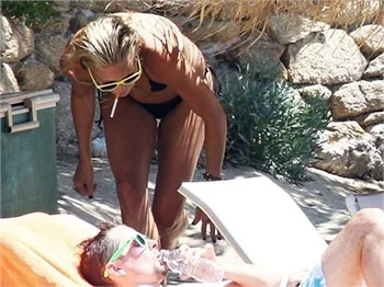 Kate Hudson, Yunanistan’ı kavurdu...