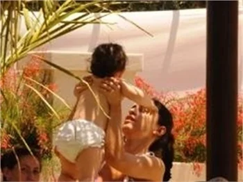 Irmak Ünal, eşi ve kızı Kayla ile tatilde...