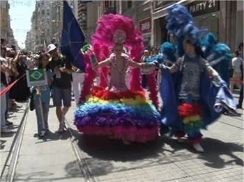 İstiklal Caddesi'nde seksi yürüyüş...
