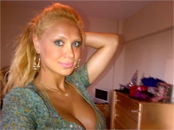 Ciciş kardeşlerin seksi tatil pozları...