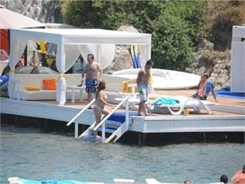 Ceren Bozoğlu, tatil sezonunu Bodrum’da açtı.