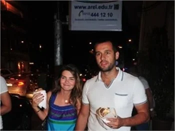Pelin Karahan ve Erdinç Bekiroğlu gece gezmesinde...