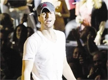 Enrique Iglesias, hayranına zor anlar yaşattı!