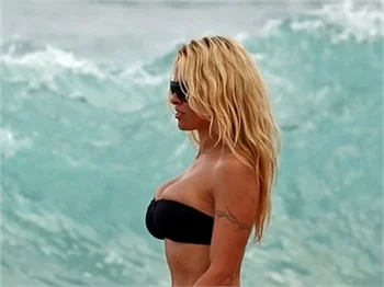 Pamela Anderson, Hawaii'de tatil yapıyor