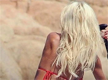 Victoria Silvstedt, Sardunya'da tatil yapıyor