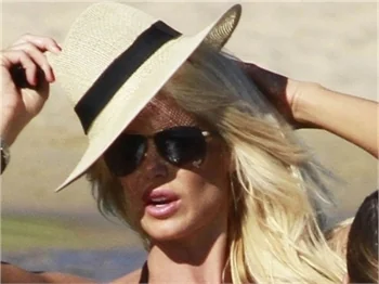 Seksi yıldız Victoria Silvstedt siyahlar içinde!