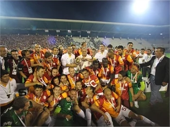 Galatasaray Süper Kupa'yı böyle kaldırdı...
