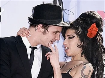 AMY WINEHOUSE'UN SON MESAJI KOMAYA SOKTU!