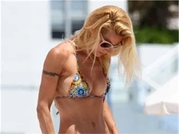 Michelle Hunziker plajda şov yapıyor!