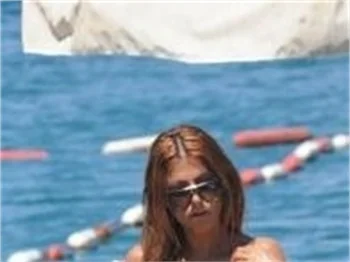 Tuğçe Özbudak düzgün fiziğiyle dikkat çekti.
