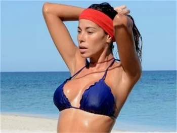 Aida Yespica bikinileriyle sahilde görüntülendi