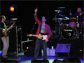 Duman eşi Seçkin Piriler'i konserinde oturtmadı...