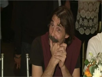 Erdal Beşikçioğlu'dan sahnede Aşkın'a gül..