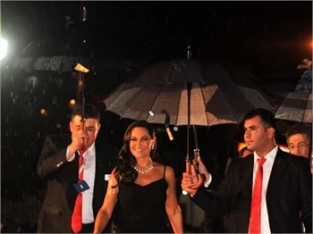Hülya Avşar kırmızı halıya damgasını vurdu!