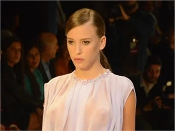 SERENAY SARIKAYA'DAN NEFES KESEN TRANSPARAN!
