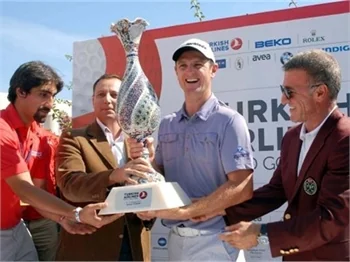 Golfte Tiger Woods'u eleyen Justin Rose kupayı kazandı!