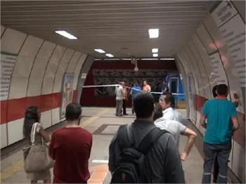 Taksim Metrosunda raylara düşen bir kadın hayatını kaybetti.