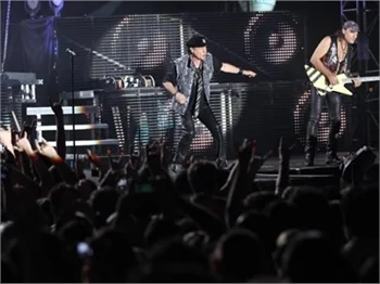 Scorpions, İzmir'de 15 bin kişiye konser verdi