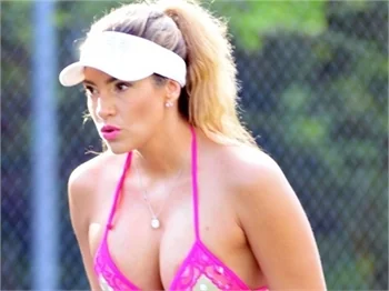 Jennifer Nicole bikiniyle tenis oynuyor...
