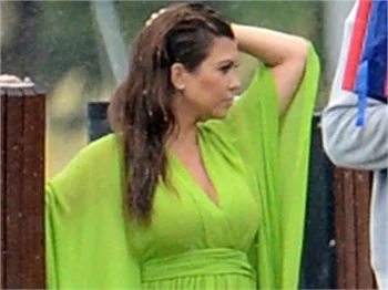 Kourtney Kardashian yeşil elbisesiyle objektiflere takıldı...