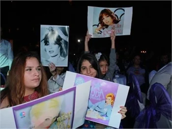 Sahnede düştü... Ajda Pekkan'ın başına gelen talihsiz kaza