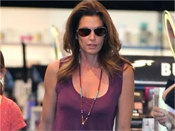 Cindy Crawford, Malibu'da ortaya çıktı