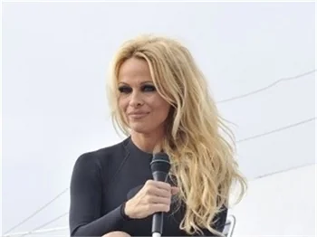 Pamela Anderson sulara geri dönüyor