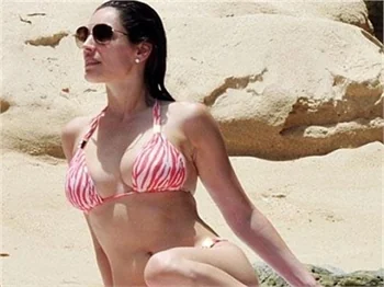 Kelly Brook iri göğüslerinin avantajını nasıl kullanıyor?