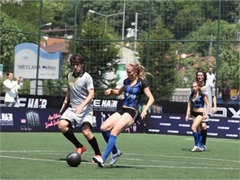 Seksi güzellerden futbol maçı...