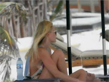 Kate Bosworth'un üstsüz tatili...