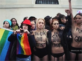Femen kızlarına Paris'te saldırdılar...