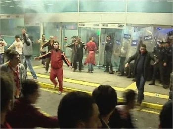 Galatasaray taraftarı havalimanını bastı...