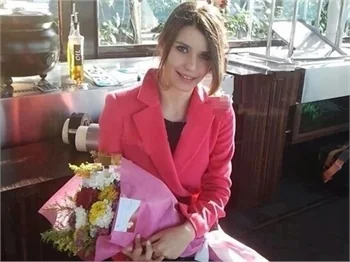 Beren Saat hayranları sete çiçek yağdırdı!