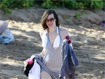 Milla Jovovich'in bikinili plaj pozları!