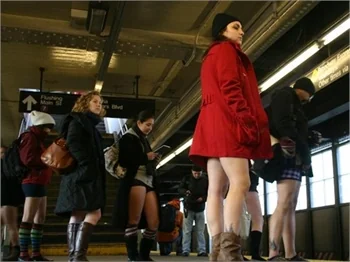 Metroda pantolonsuz eylem!