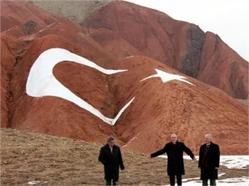Dağdaki ay-yıldız, görenleri şaşırtıyor