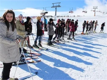 Kayseri'de liseli kızlara kayak ve snowboard eğitimi