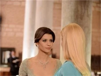 Beren Saat'ten tek gecelik kıyafet!