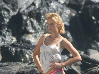 Karolina Kurkova sahilde böyle görüntülendi!