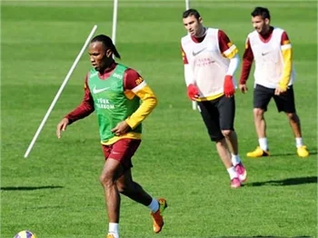 Didier Drogba ve Burak Yılmaz kucaklaştı!