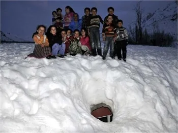 Hakkari'deki okul kara gömüldü